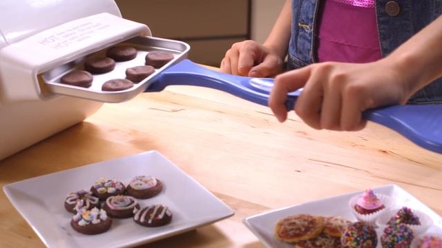 Easy-Bake Baking Star Edition Ultimate Oven смотреть онлайн