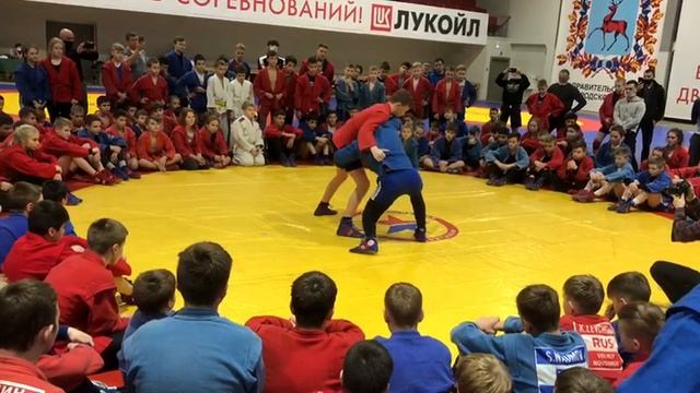 Учит и показывает тренер. На сборах. Продолжение. смотреть онлайн