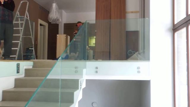 Самонесущие стеклянные ограждения из триплекса Optiwhite 8+8 мм смотреть онлайн