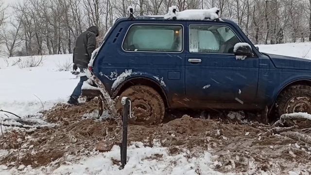 НИВА ЗАСТРЯЛА В ПЕСКЕ И СНЕГУ. ПРОБУЕМ ВЫЕХАТЬ. смотреть онлайн