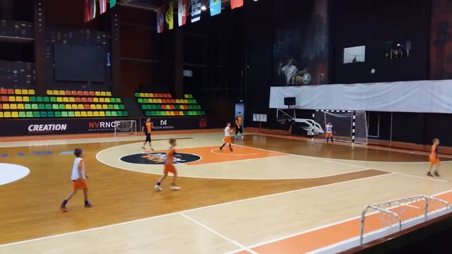 Игра в футбол с тренерами. Старшая группа "Futsal Junior" смотреть онлайн