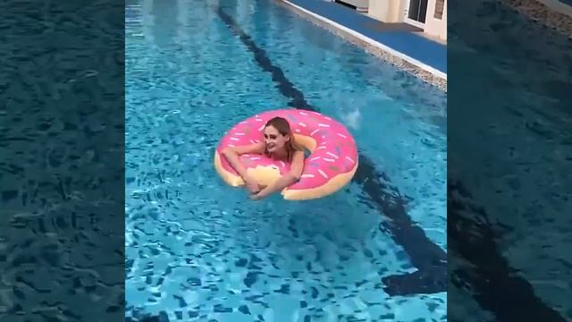 Надувной круг для плавания Пончик смотреть онлайн