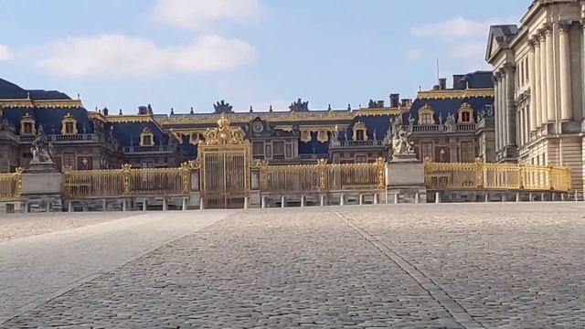 Версаль весь вымер! Город Французских королей, за свои столетия существования такого не видел! смотреть онлайн