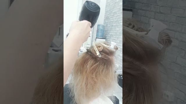 Укладка вьющихся волос. Укладка волос феном методом брашинг, выпрямление смотреть онлайн