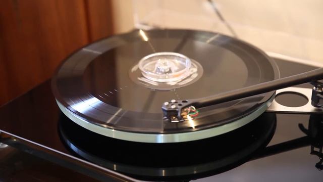 IsoAcoustics Iso-Puck v/s Rega P3 Stock Feet смотреть онлайн