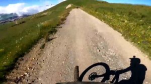 Дикие гонки, опасный спуск с горы на велосипеде. Спуск длинной 46 км на велосипеде.