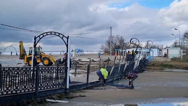 #АНАПА МОСТА ЧЕРЕЗ АНАПКУ БОЛЬШЕ НЕТ. ПОСЛЕДСТВИЯ СТИХИИ НА ЦЕНТРАЛЬНОМ ПЛЯЖЕ смотреть онлайн