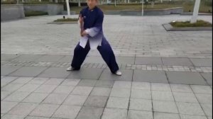 Учитель Чжао упражняет палочки тай-чи по утрам