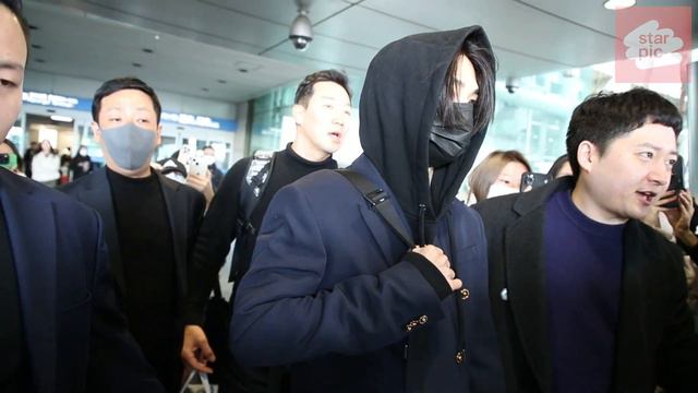 스트레이키즈 현진 '존잘남의 손인사!' [STARPIC] / Stray Kids HYUNJIN Arrival - at Incheon Airport 20240225 смотреть онлайн