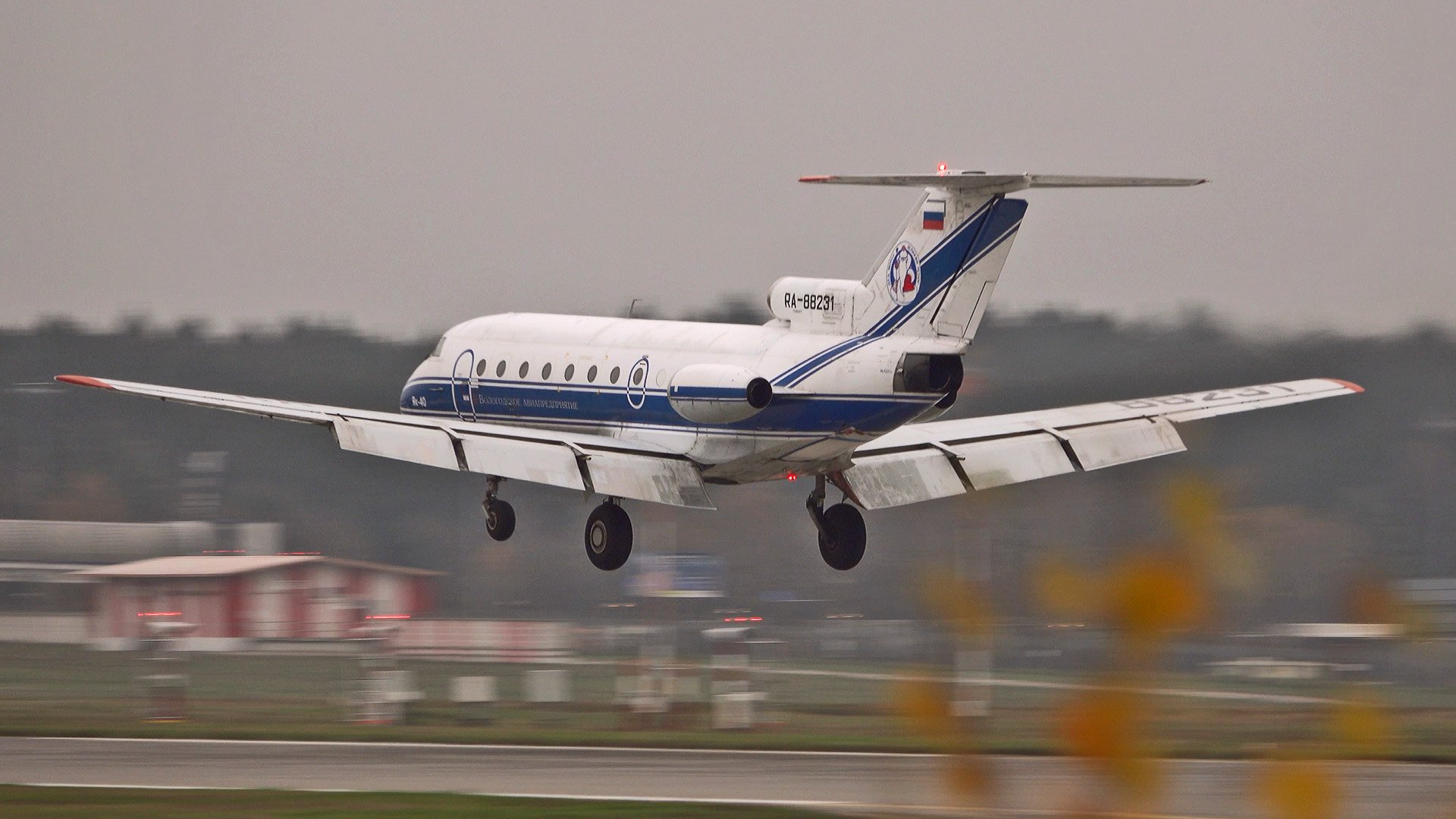 Советский "истребитель керосина" Як-40. Посадка и взлёт. Аэропорт Внуково. Ноябрь, 2022. смотреть онлайн