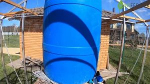 КАПЕЛЬНЫЙ ПОЛИВ В ТЕПЛИЦЕ СВОИМИ РУКАМИ: со стрелками - капельницами. Пример 1