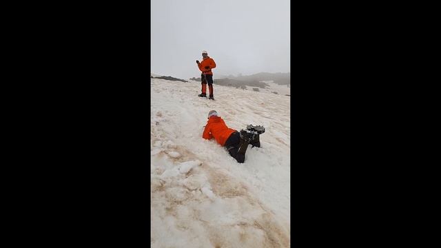 Снежно-ледовые занятия группы Клуба 7 Вершин "Боевые улитки" на склонах Эльбруса смотреть онлайн