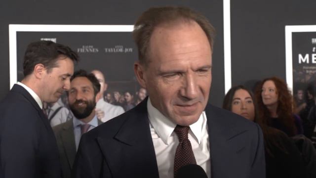 Ralph Fiennes Interview at 'The Menu' World Premiere Red Carpet смотреть онлайн