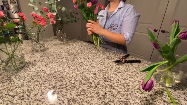 How to make a hand tied bouquet with Tulip Spray Roses and Silver Dollar Eucalyptus смотреть онлайн
