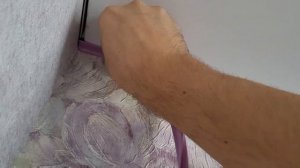 Установка плинтуса  натяжного потолка.