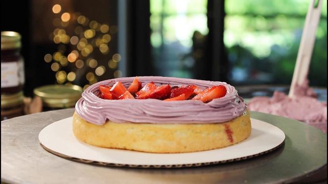 Vegan Strawberry Lemon & Lavender Cake смотреть онлайн