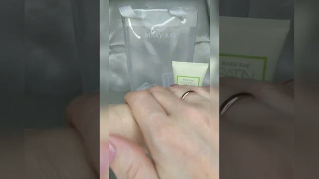 Как пользоваться Системой по уходу за кожей рук "Satin Hands Mary Kay®" смотреть онлайн