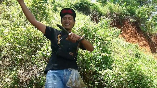 Bikin kaget! Mancing belut BESAR di lubang KECIL смотреть онлайн