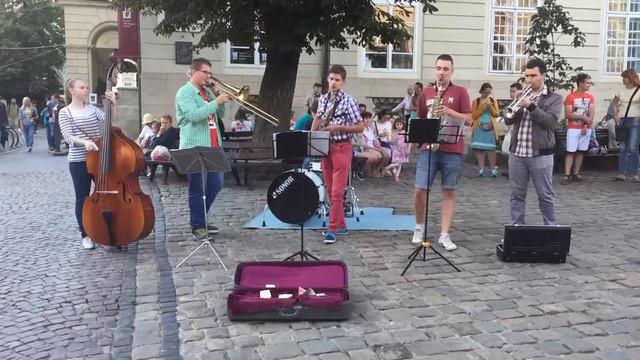 Молодежный оркестр в Старом городе во Львове смотреть онлайн