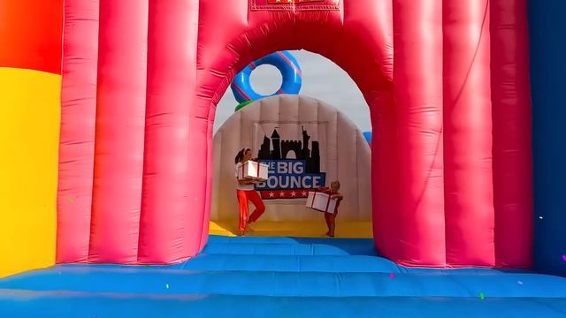 Vlad Et Niki Jouent Dans Un Château Gonflable Et D'autres Défis Amusants Pour Les Enfants