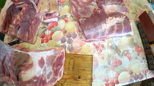 Купили часть свиньи, разделываем мясо. 16+ смотреть онлайн