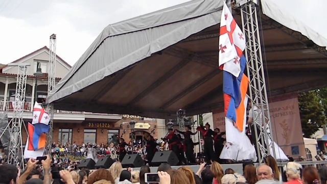 Грузинский танец "Кинто" под азербайджанскую музыку в Тбилиси смотреть онлайн