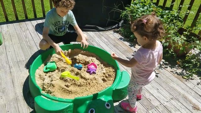 Little Tikes Turtle Sandbox смотреть онлайн