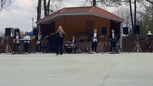 Душевно девушка поёт!! Губляю воды блакiтныя. Концерт в честь 1 мая Кобрин. #хорошийдень Хорошийден смотреть онлайн