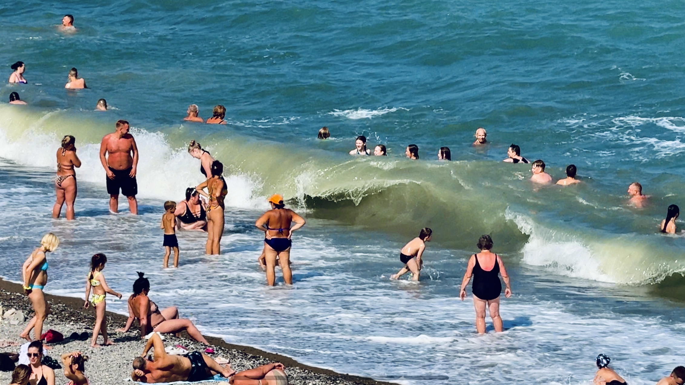 ЯЛТА. ОТДЫХАЮЩИЕ дождались любимую забаву! БРЫЗГИ, ВИЗГИ, катание на волнах! Пляж Приморский штормит смотреть онлайн