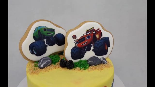 #4 Тортик Вспыш и чудо-машинки? Начинка - клубничный красный бархат?, вес 2 кг, декор - пряники смотреть онлайн