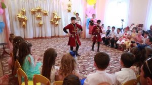 Дети танцуют лезгинку на выпускном в детском саду Крымска