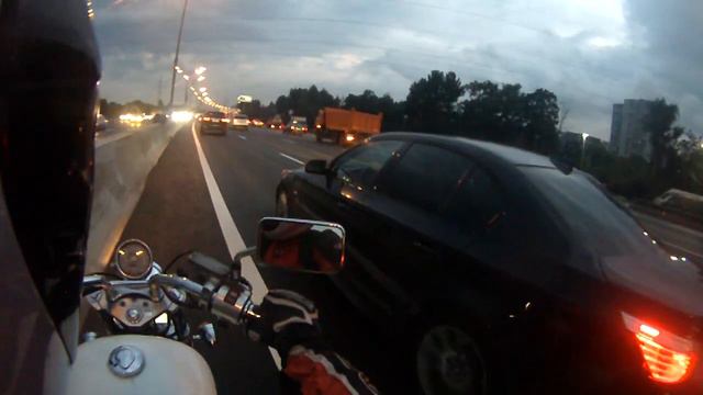 Бабка лезет через МКАД смотреть онлайн