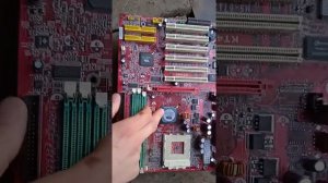 Разные материнские платы, с разной ценой, как различить?