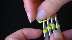 Плетение необычного и оригинального браслета На вилке из резинок Rainbow Loo