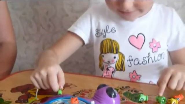 Соревнование по ловли маленьких рыбок смотреть онлайн