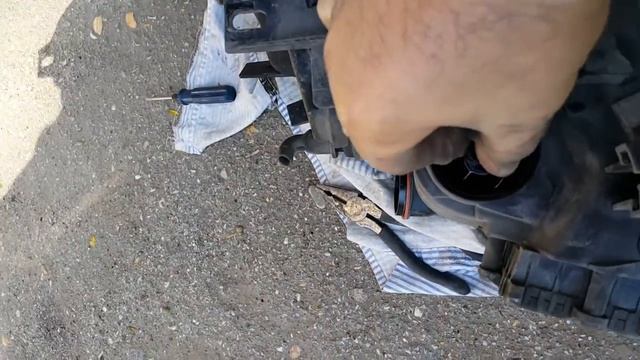 BMW E66 ANGEL EYE BULB REPLACING 2. БМВ Е66 ЗАМЕНА ЛАМПОЧКИ В АНГЕЛЬСКИХ ГЛАЗКАХ2