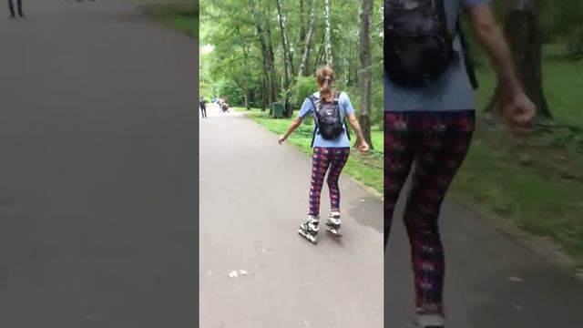 Света катается на роликах. Ботанический сад, 05.08.2017 смотреть онлайн