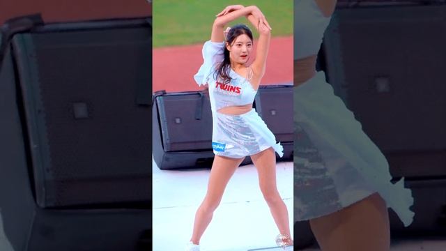 [4K] Kim Yi-Seo Cheerleader 'Love Me Like This' Performance Fancam | Seoul LG Twins 230426 смотреть онлайн