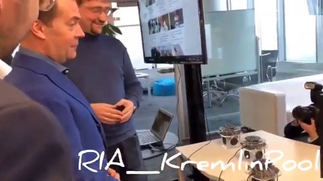 Голосовой помощник Маруся от Mail.Ru потроллила Медведева смотреть онлайн