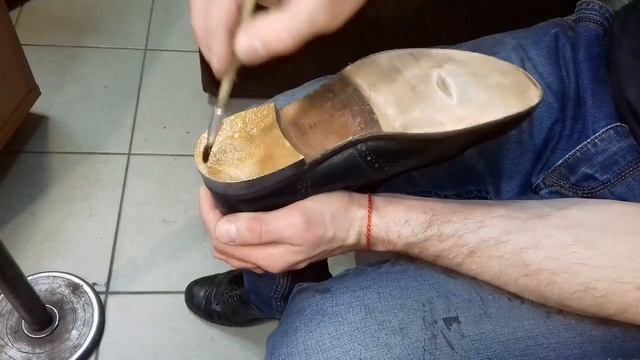 Замена набоек и профилактики на женской обуви Lloyd. смотреть онлайн