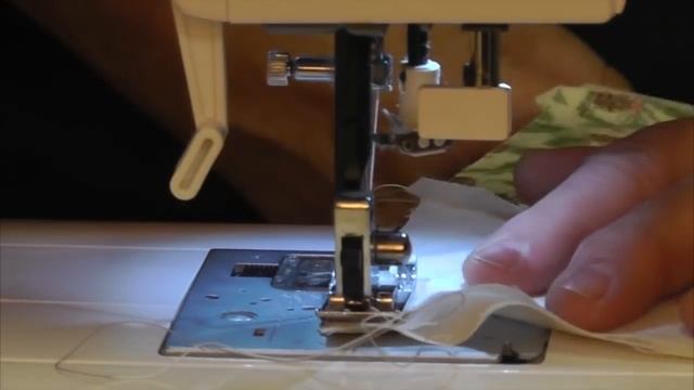 Make a Christmas Table Runner Using the Half-Hex Ruler смотреть онлайн