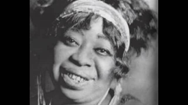 Gertrude 'Ma' Rainey - Wringing And Twisting Blues смотреть онлайн
