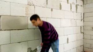 Грунтовать газобетон или просто смочить водой?