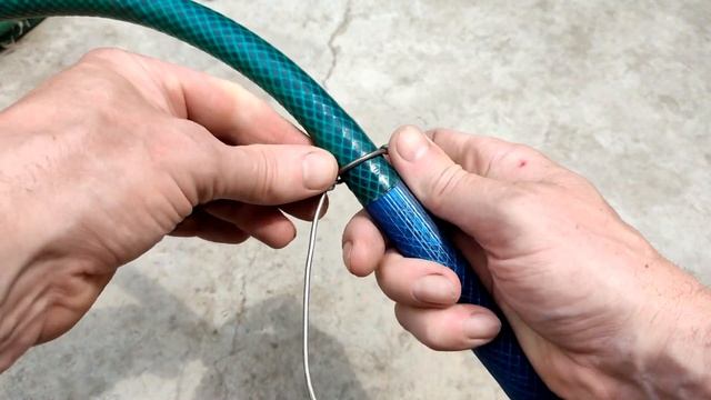 Как соединить 2 шланга простым хомутом из проволоки