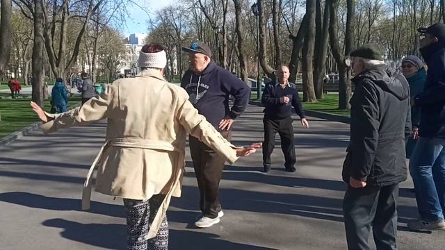 Эх, загуляем до утра сегодня!!!??Веселые танцы в Саду Шевченко!!! ??Харьков??Апрель 2021 смотреть онлайн