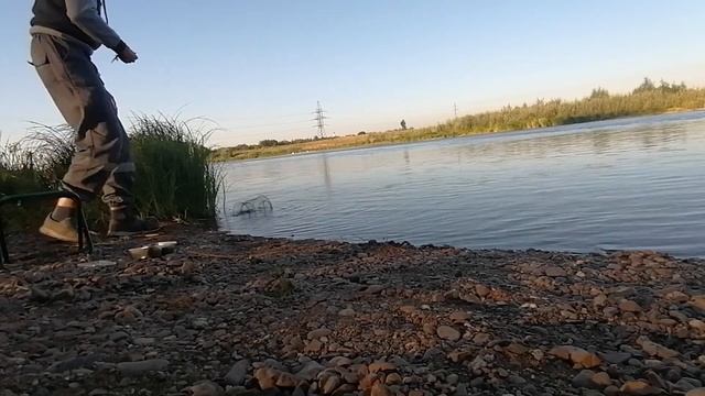 Рыбака на быстрой реке/ Ловля на поплавок/ Река Белая смотреть онлайн