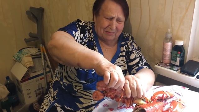 Бабушка ? ?? пробует лобстера ? ?? первый раз в жизни смотреть онлайн