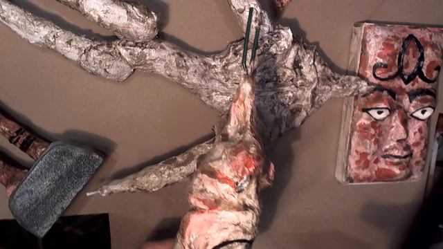 показываю куклы и свой порезанный палец. смотреть онлайн