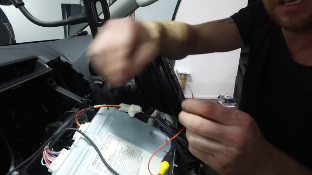 DIY: How To Install a Reverse Camera In a 2014 Toyota Hilux Factory Screen смотреть онлайн