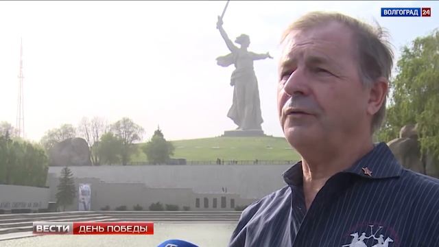 Иностранные гости посещают Мамаев курган смотреть онлайн